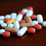 “Les farmacèutiques inventen trastorns i malalties mentals per tenir gent addicta als seus productes” “Les farmacèutiques inventen trastorns i malalties mentals per tenir gent addicta als seus productes”