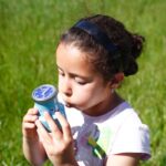 El fum del tabac i la contaminació afecten greument la salut respiratòria dels infants El fum del tabac i la contaminació afecten greument la salut respiratòria dels infants