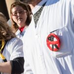 La precarietat laboral s’acarnissa amb els metges més joves La precarietat laboral s’acarnissa amb els metges més joves