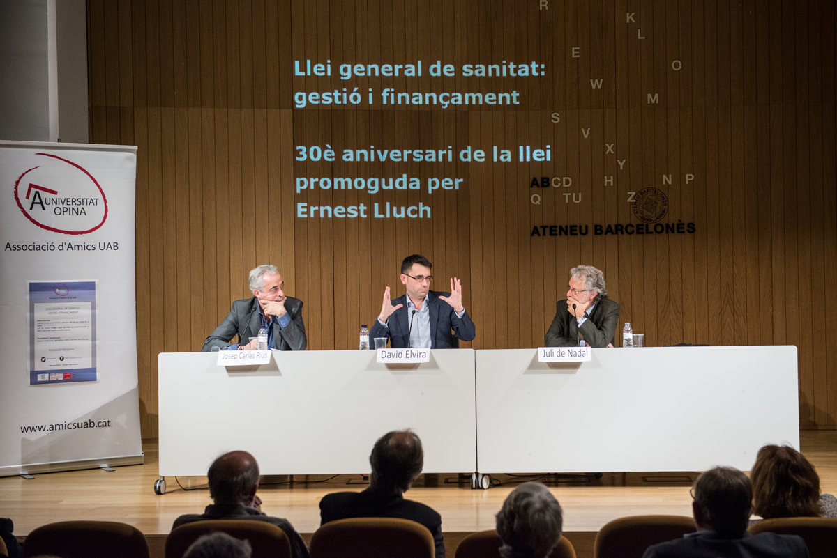 El president de la Fundació Periodisme Plural, Josep Carles Rius; el director del Servei Català de la Salut David Elvira i el metge Juli de Nadal. / © SANDRA LÁZARO