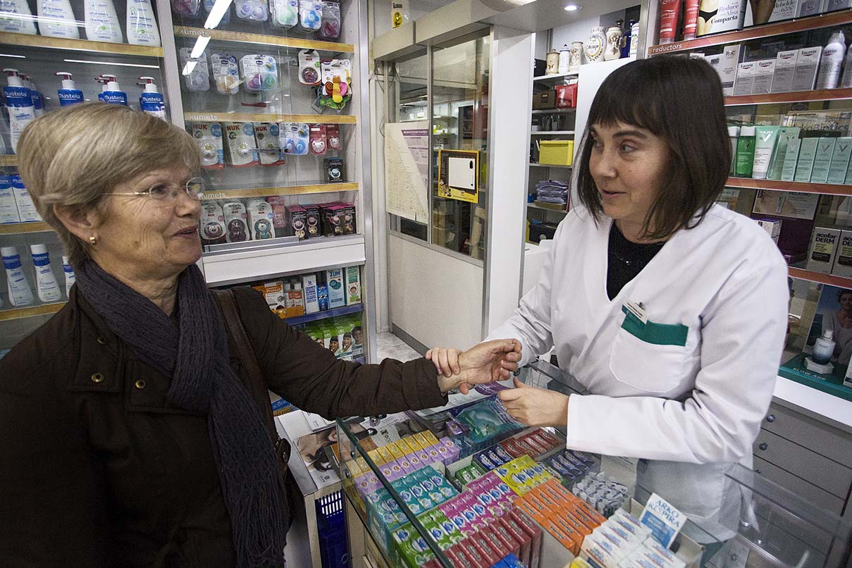 370 farmàcies prendran el pols gratuïtament entre els majors de 60 anys / ROBERT BONET