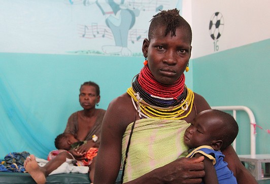 Una dona amb el seu fill en un hospital a Kènia. / CC by dfid (Flickr)
