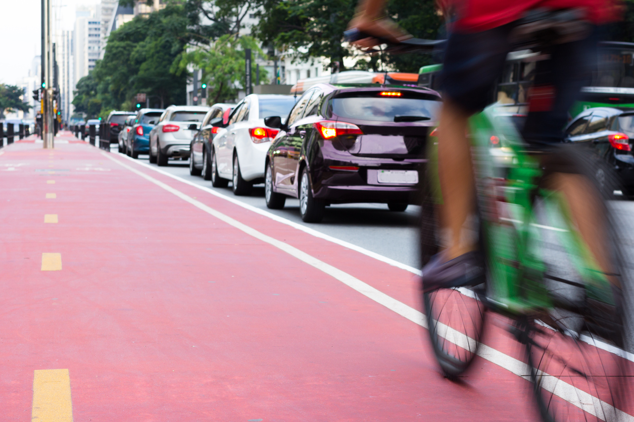 Un ciclista fa ús del carril bici d'una ciutat / IStock