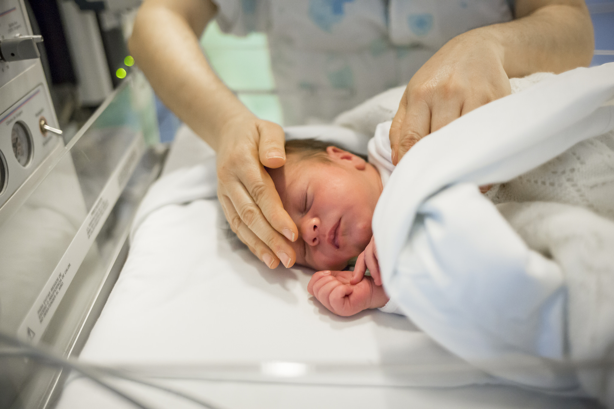Una infermera de neonatologia de l'Hospital Maternoinfantil de Vall d'Hebron en visita de seguiment d'un nadó / Banc d'Imatges Infermeres