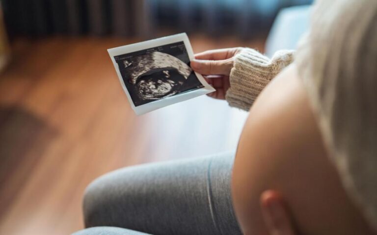 La contaminació de l’aire durant l’embaràs s’associa amb una maduració cerebral més lenta dels nadons embaràs