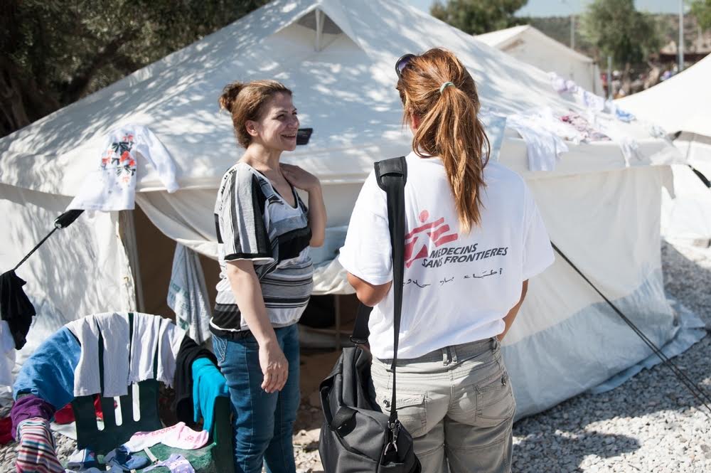 La psiquiatra de MSF Lena Zachou aconsella l'Aysha, de 40 anys i originària d'Alep, a fora una tenda del camp de Kara Tepe, a Lesbos, Grècia. / Georgios Makkas/Panos Pictures