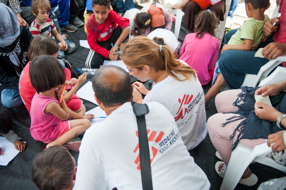 Lena Zachou treballant amb Bashir, traductor d'Afganistan en una programa per a nens refugiats al port de Mytiline / Georgios Makkas/Panos Pictures