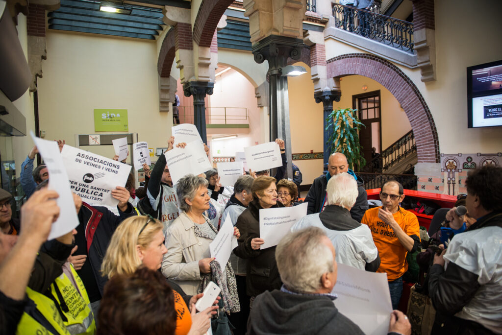 Veïns i veïnes de Barcelona denuncien el col·lapse a les urgències / SANDRA LÁZARO