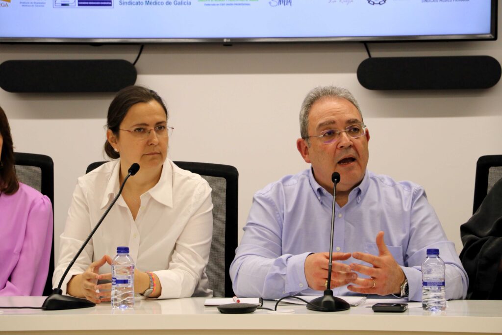 Ángela Hernández, secretària general de l'Associació de Metges i Titulats Superiors de Madrid, i Xavier Lleonart, secretari general de Metges de Catalunya.