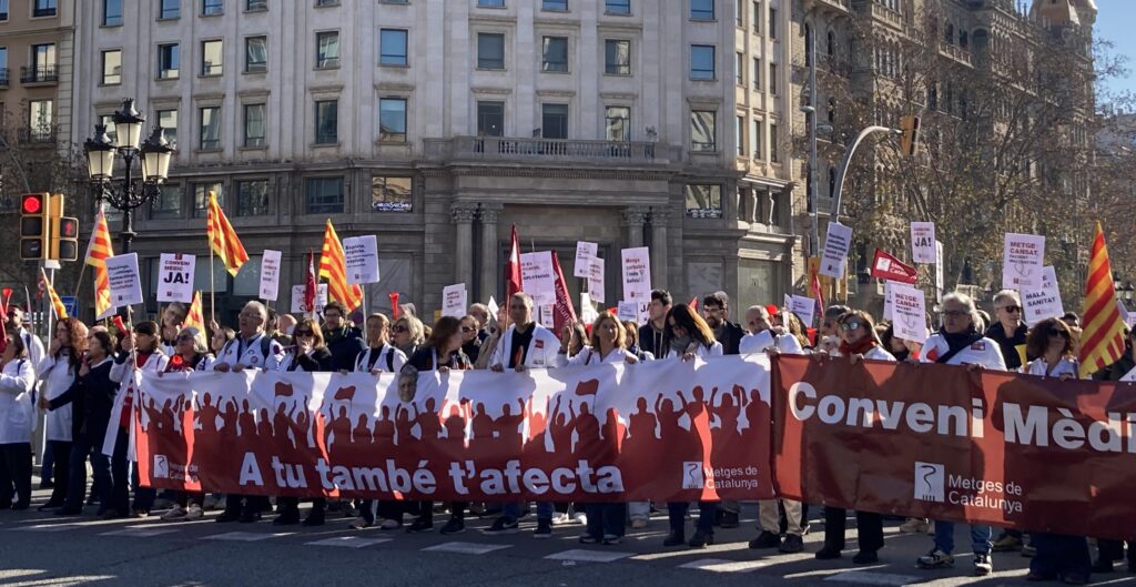 ActualitatEls facultatius es manifesten entre la indignació i el desgast en la segona jornada d’aturades mèdiques Metges i metgesses jornada d'aturades
